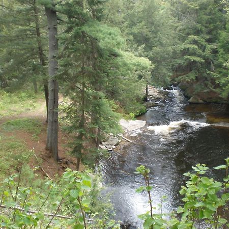Dwight Riverside Inn Экстерьер фото
