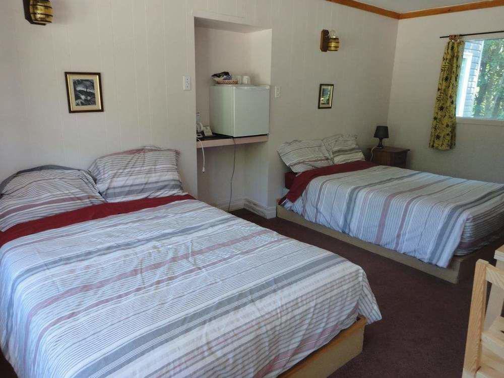 Dwight Riverside Inn Экстерьер фото