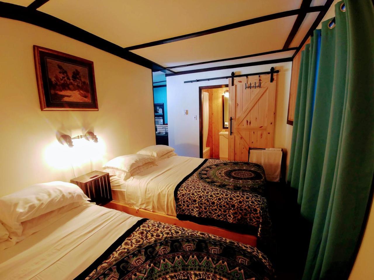 Dwight Riverside Inn Экстерьер фото